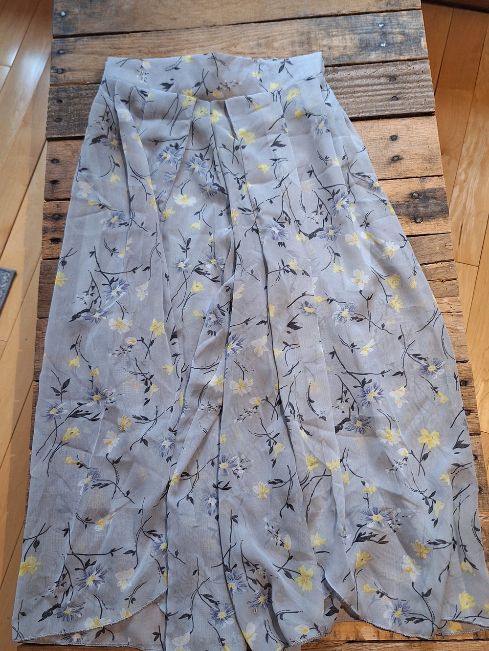 chic Light Gray Floral with Yellow & Navy Accents